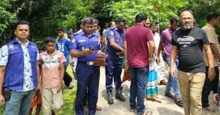 বাগেরহাটে রেণুপোনা ব্যবসায়ীর বাড়িতে ডাকাতির অভিযোগ বোমা বিস্ফোরণে আতঙ্ক